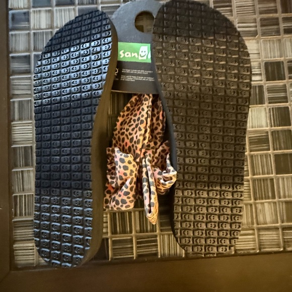 SANUK Sling CT Cheetah
NEW size 8 - Picture 6 of 6